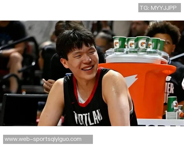 裁判赞赏杨瀚森表现出色赛后竖大拇指传递认可与鼓励